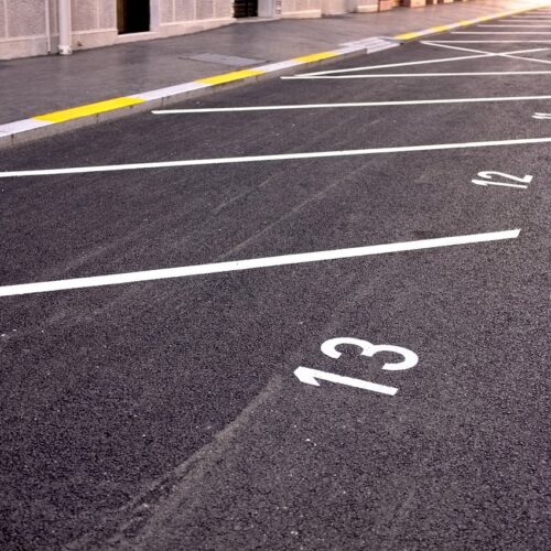 parking-lot-705873_1280 cartelli stradali per privati